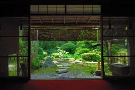 Vista al jardín desde la casa de té Gyokusen-en.