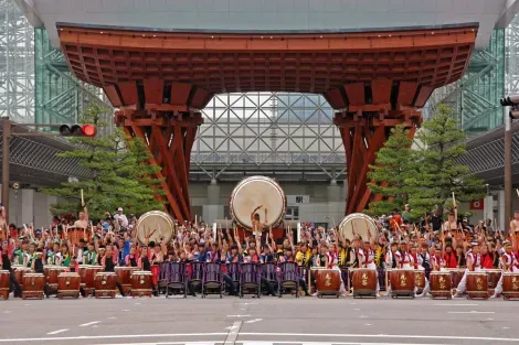 Tocadores de Taiko frente a la estación de Kanazawa.