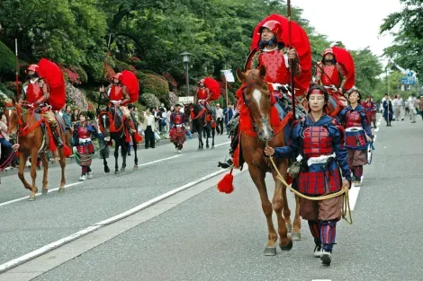 Desfile de personajes históricos durante el Festival Hyakumangoku.