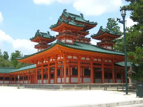 El Heian-Jingu fue construido para honrar el período Heian (794-1185), y su fundador el emperador, Kammu (737-806).