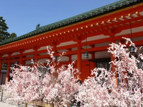 L’inauguration du Heian-Jingu eut lieu le 15 mars 1895 à l’occasion du 1100e anniversaire de la fondation de Kyoto. 