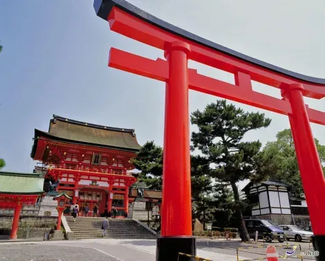 riesiges Schreintor vor dem Fushimi Inari