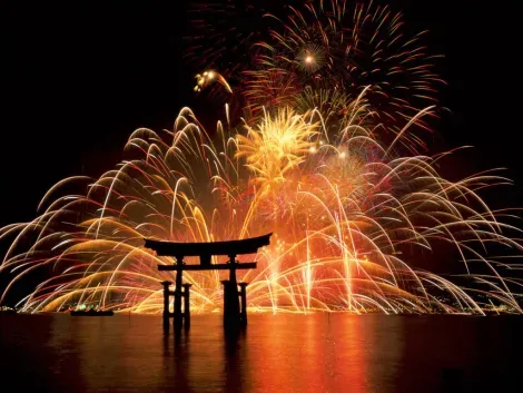 El festival de fuegos artificiales hanabi, cerca del santuario de Itsukushima