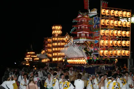 Desfile de lámparas durante el Gion Matsuri.