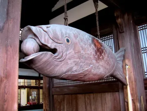 Un poisson de bois au temple Manpukuji (Kyoto).