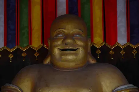 Il Buddha Miroku, noto anche come il Buddha che ride dal grosso ventre, al tempio Manpukuji (Kyoto).