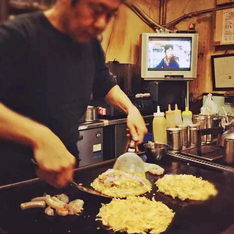 Así preparan los Okonomiyaki en el restaurante Chitose de Osaka.
