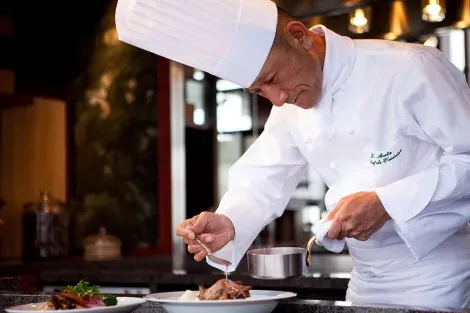 Il Park Hyatt Hotel, dove si trova il New York Bar a Shinjuku, ospita anche grandi chef per gli amanti della buona cucina.