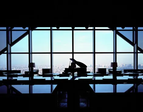 A piano is over the panoramic view of Tokyo and participates in the jazzy atmosphere of the New York Bar in Shinjuku.