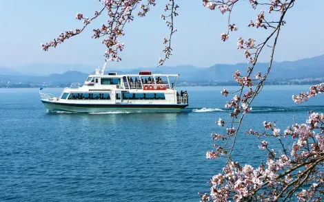 Numerosas embarcaciones salen de Otsu para navegar en el lago Biwa.
