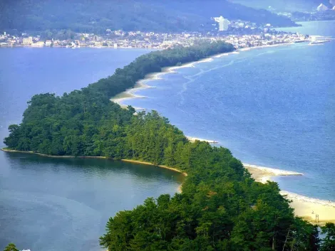 Forest Kehi-no-Matsubara is considered one of the three great pine forests of Japan