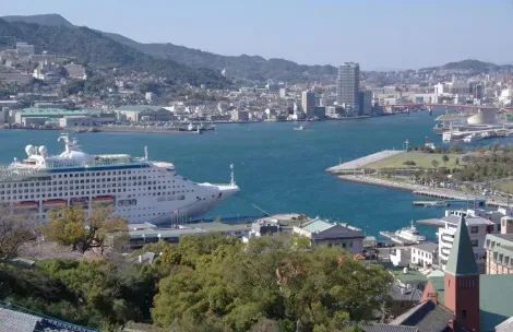 Vista del puerto de Nagasaki desde el Jardín Glover.