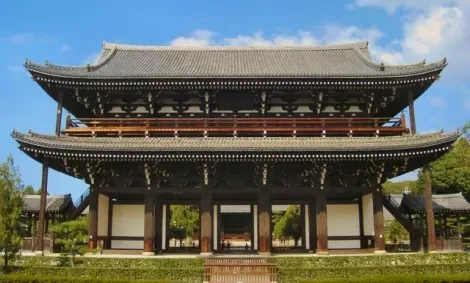 La porta Sanmon del tempio Tofukuji.