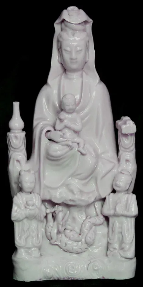 Une statue de Maria Kannon : pour les bouddhistes il s'agit de la déesse de la miséricorde, mais les chrétiens y voient une image de la vierge chrétienne...