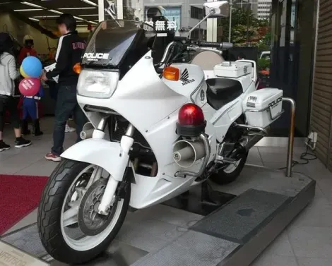 Tra i veicoli conservati presso il Museo della Polizia di Tokyo, una moto su cui i bambini possono posare in uniforme.