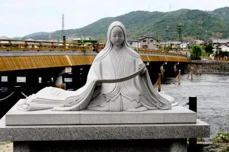Une statue d'un personnage du Genji Monogatari, devant le pont d'Uni.