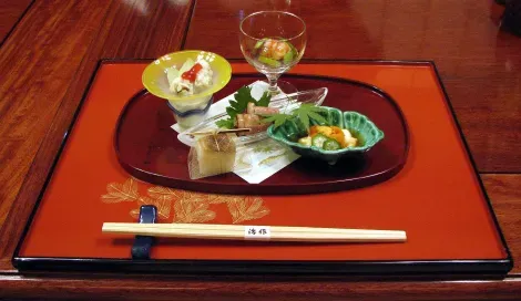El kaiseki es una tradición culinaria japonesa que consiste en varios pequeños platos.