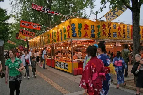 Oltre alle sfilate, concerti, animazioni, Himeji Yukata Matsuri ospita circa 700 bancarelle di cibo.