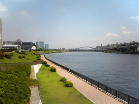 La promenade sur les berges de la rivière Sumida (Tokyo). 