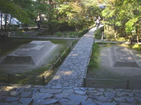 Cumuli di sabbia rastrellata nel tempio Honen-in.