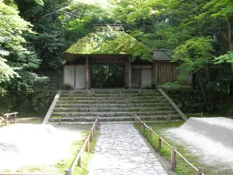 The entrance to the temple Honen-in Kyoto.