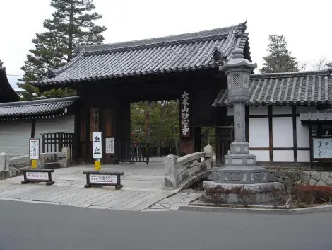 One of the two inputs of Myoshin-ji temple in Kyoto.