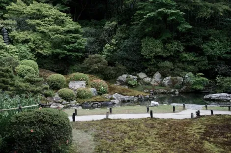 L'un des quatre jardins qui entourent et protègent le temple Shoren-in (Kyoto).