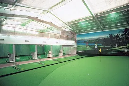 Il golf coperto del Takanawa Tennis Golf Center di Shinakawa (Tokyo).
