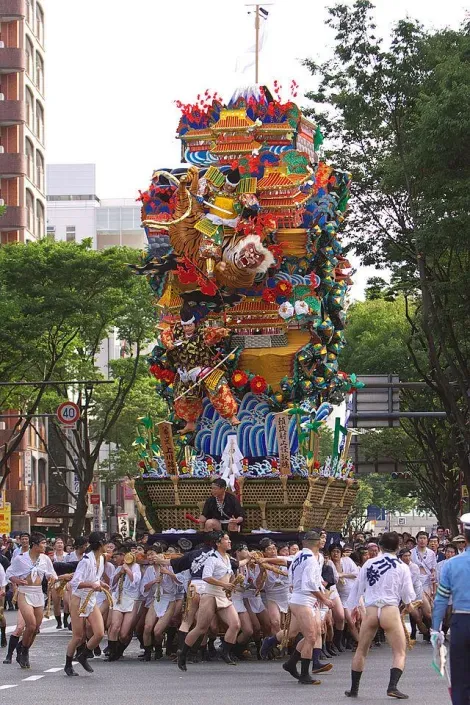 Hakata Gion of the Yamakasa Yamakasa Festival in Fukuoka can reach 10 meters high.