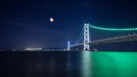 Las luces de noche en el puente Akashi Kaikyo.