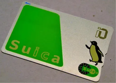 'Der Suica-Pass - erkennbar an seiner grünen Farbe und dem kleinen Pinguin
