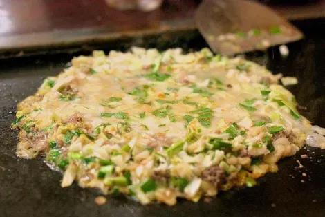Los Monjayaki, los okonomiyaki de Tokio, son un poco más líquidos.