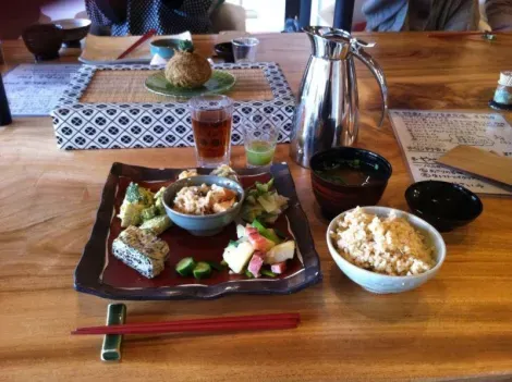 Il menu del pranzo a Soh Soh: riso integrale e verdure miste.