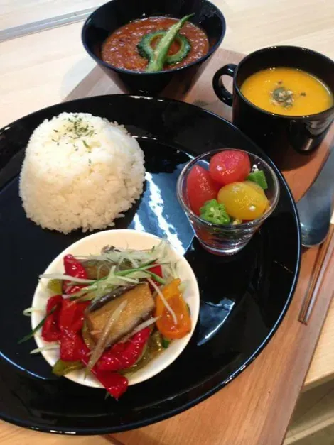 Además de preparar excelente comida shôjin ryori, las cocineras del Komaki Shokudo preparan una deliciosa sopa.