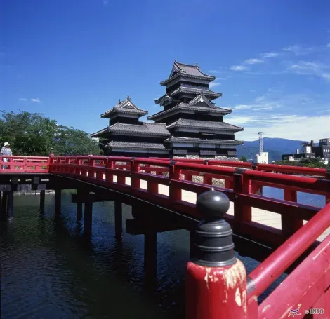 El castillo de Matsumoto "cuervo negro" y su puente rojo