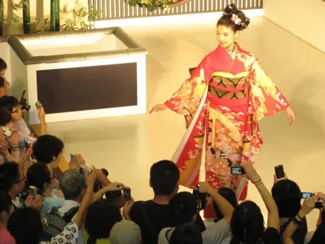 El desfile permite entender la varidad y diferencia entre kimonos, bien sean para chicas jóvenes, mujeres maduras, geishas, etc.