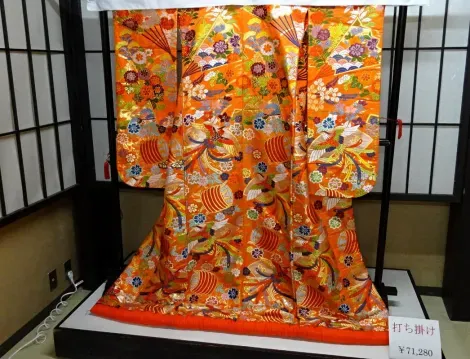 Los kimonos suelen ser coloridos y brillantes y adornados con motivos que se relacionan con el estatus y la edad de la persona. 