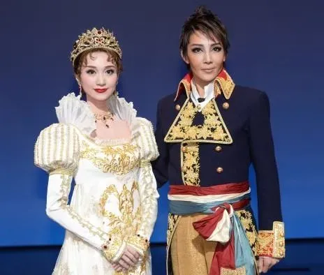 La actriz Reon Yuzuki representa a un Napoleón como nunca se ha visto.