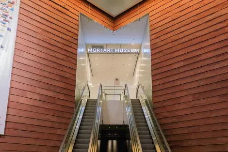 El Mori Art Museum tiene una arquitectura muy interesante.