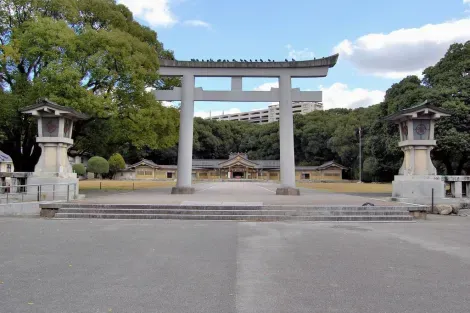 Le torii du sanctuaire Gokoku, près du Parc Ohori