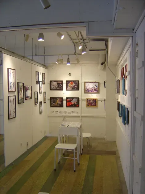 L'un des 21 espaces d'expression occupé par une exposition de peinture