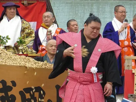 Zeremonielles Bohnenwerfen beim Setsubun in Osaka