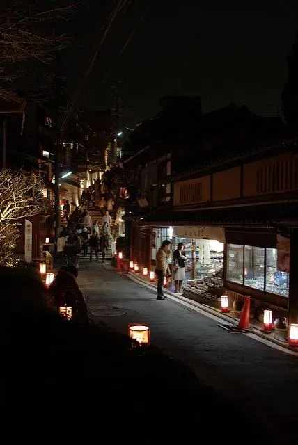 Une partie de l'allée des lanternes dans le quartier Higashiyama de Kyoto