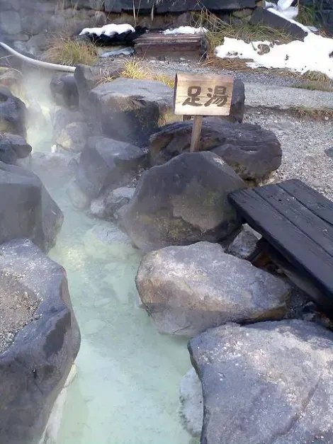 Ashiyu, baño de pies, al aire libre en el onsen Zaō, prefectura de Yamagata