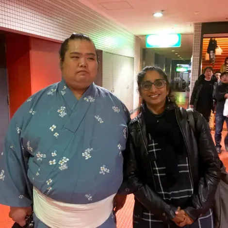 La présentatrice Patricia Loison pose avec un sumo du grand tournoi d'Osaka