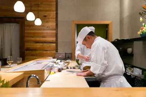 Un chef sushi préparant un poisson