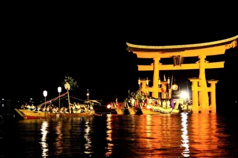 Las embarcaciones del festival de Kangensai, navegando frente al santuario Itsukushima en Miyajima.