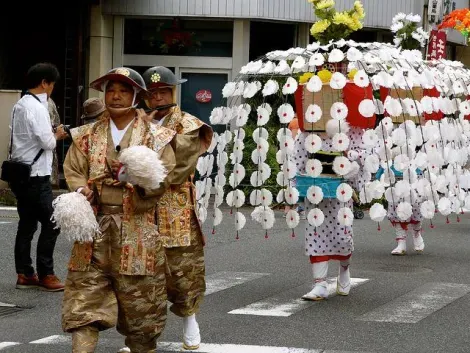 Desfile durante el festival Mibu no hana taue.