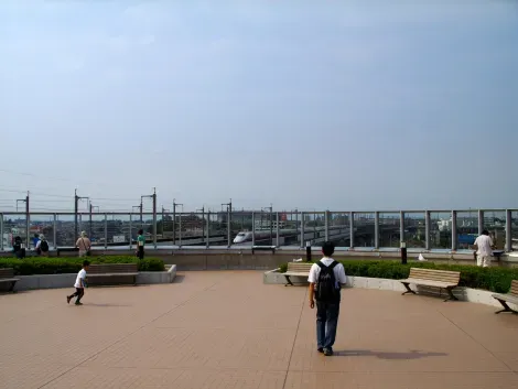 Le toit terrasse d'observation sur la ligne Tôhoku Shinkansen