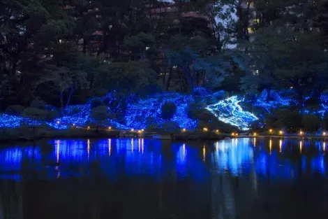Las luces que decoran el jardín Shukkei-en en Hiroshima. 